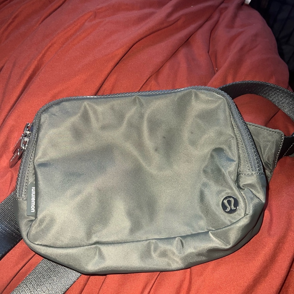 Lululemon 2L belt bag-grey sage
